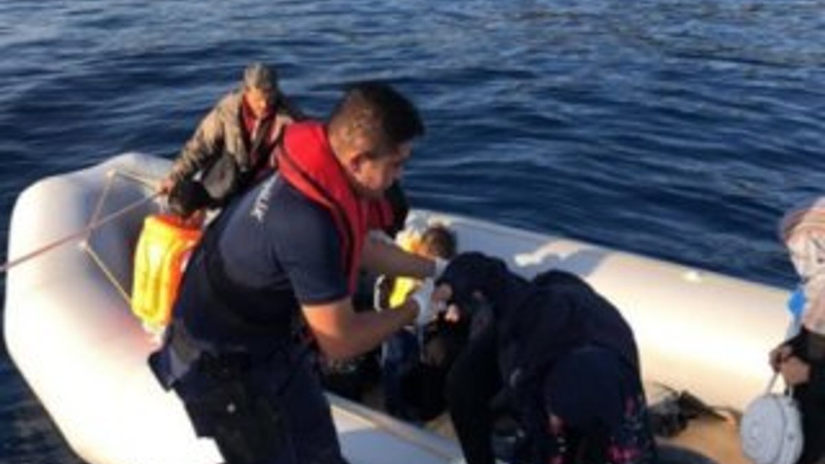 İzmir'de 22 göçmen lastik botta yakalandı