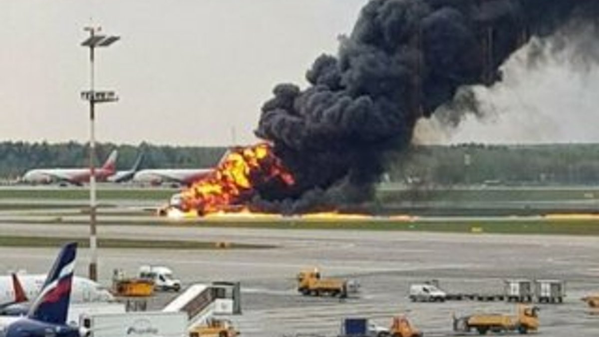 Rusya'da acil iniş yapan yolcu uçağı pistten çıktı: 2 ölü