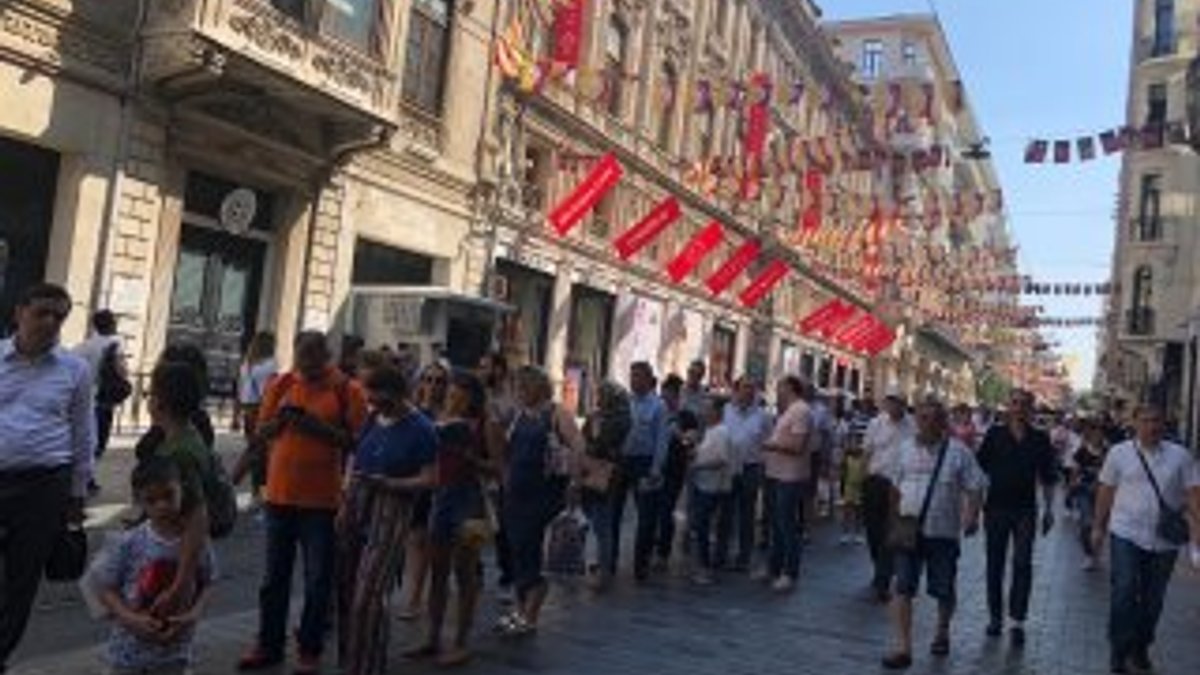 Galatasaray İlkokulu için binlerce öğrenci kuyruğa girdi