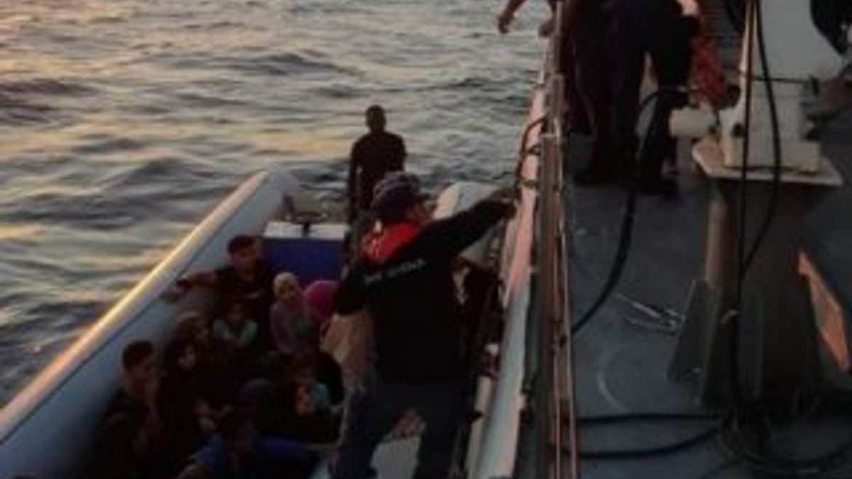 Balıkesir açıklarında sürüklenen 27 mülteci kurtarıldı