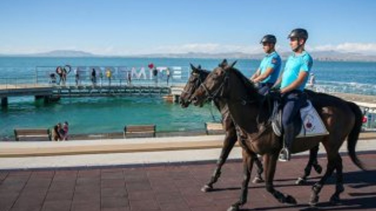 Van Gölü'nü de atlı polisler koruyor