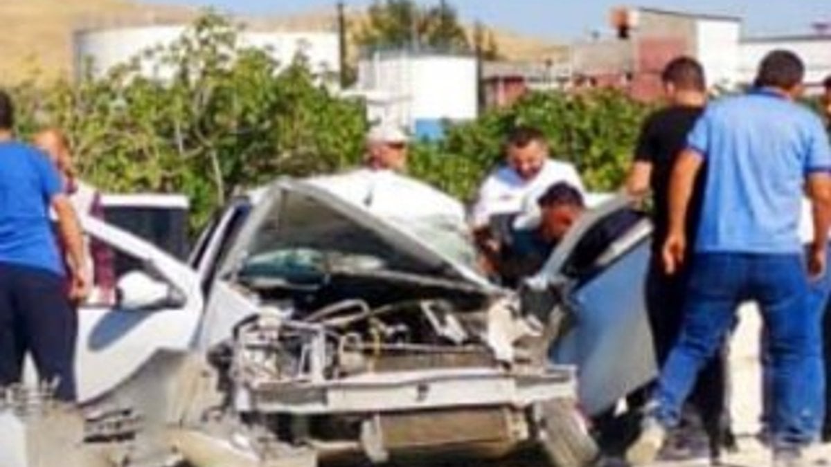 Gaziantep’te otomobil iş makinesine çarptı: 4 yaralı