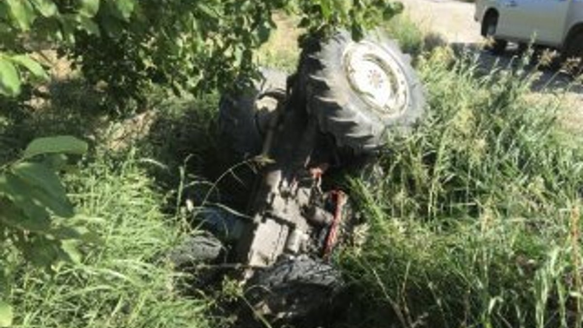 Bursa'da otomobil traktöre çarptı: 3 yaralı