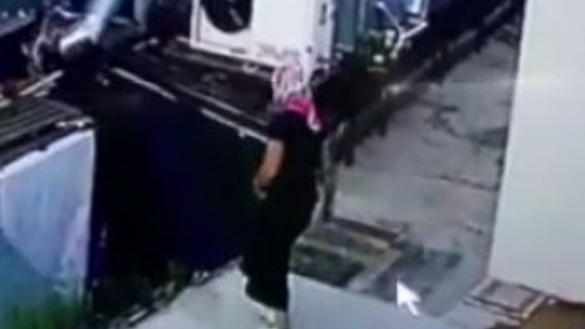 Maltepe'de kadın kıyafeti giyen erkek hırsız kamerada