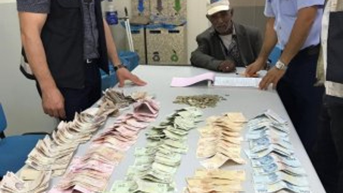 İzmir'de dilenciden 5 bin lira para çıktı