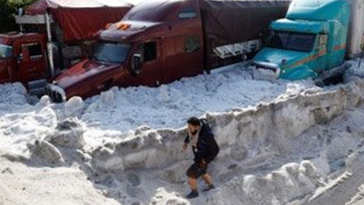Meksika'da yağan dolu, araçları buza gömdü