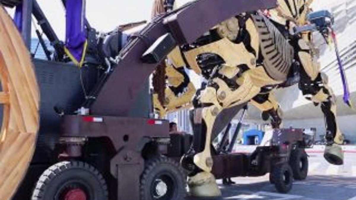 Çin'de 50 tonluk dev robot at