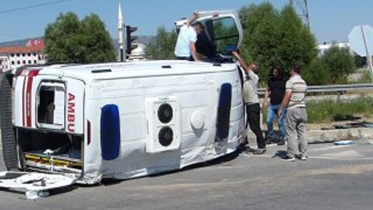 Konya'da hasta taşıyan ambulans kaza yaptı: 4 yaralı