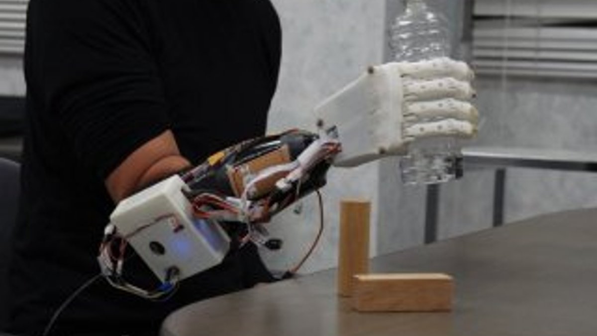 Düşünce ile kontrol edilebilen robotik el geliştirildi