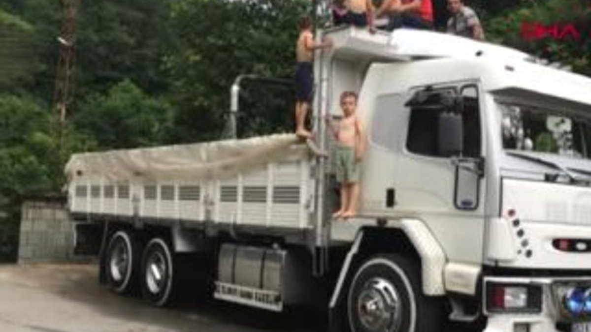 Rize'de kamyonda yüzen çocukların havuz hayali gerçekleşti