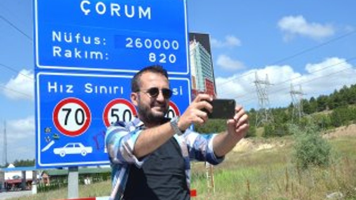 Barış Manço'dan esinlenip tabelalarla selfie çekti
