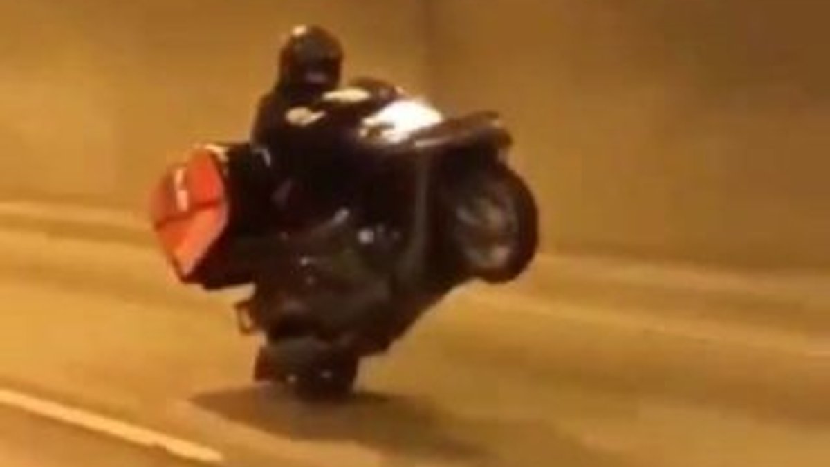 İstanbul’da motosikletli kuryeden tek teker şov