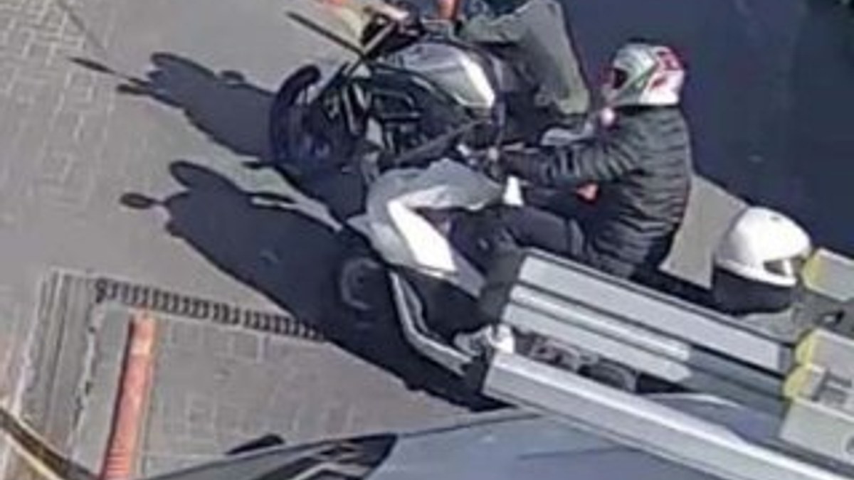 AVM'den motosiklet çalan hırsızlar kamerada