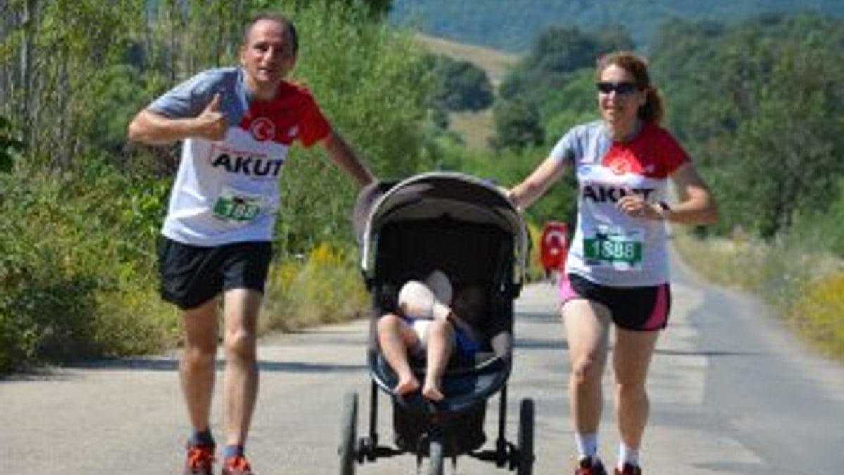Bursa'da bebekleriyle birlikte dostluk koşusundalar