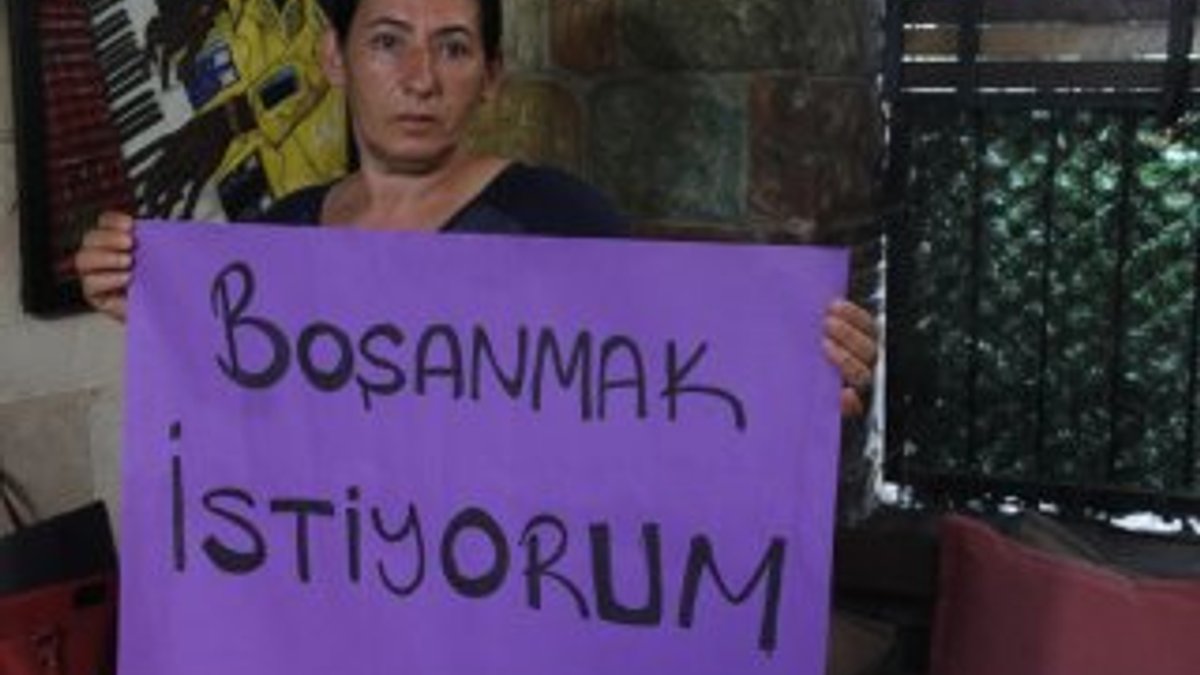 Adana'da mahkemenin boşamadığı kadın eylem yaptı