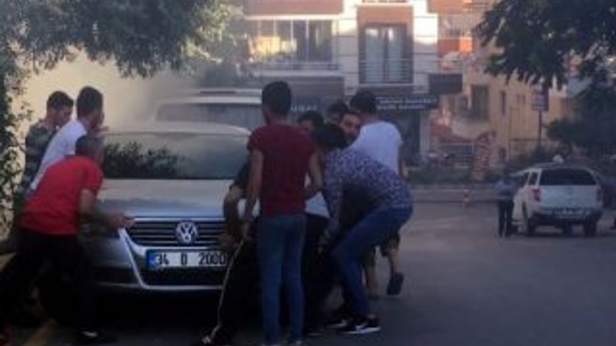 Ankara'da mahalleli otomobilleri yangından kurtardı