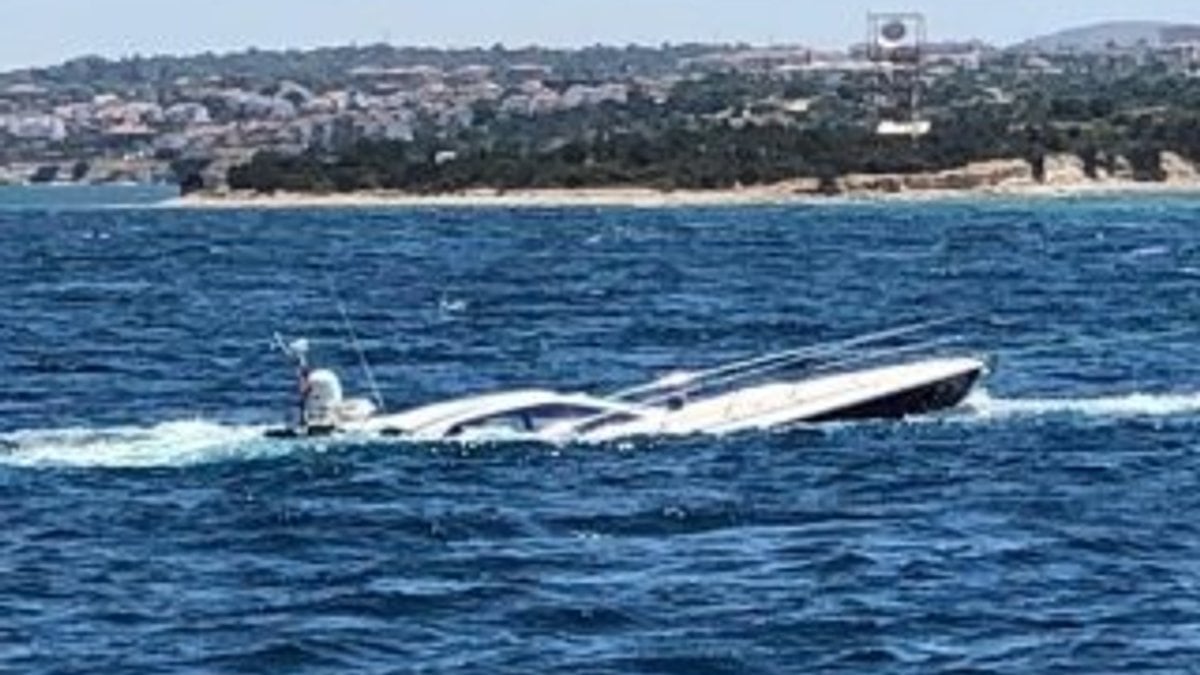 Çeşme’de kaza yapan lüks teknedeki 5 kişi kurtarıldı