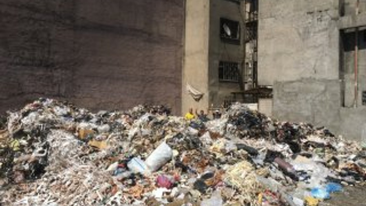İzmir'de toplanmayan çöp mahalleliyi çileden çıkardı