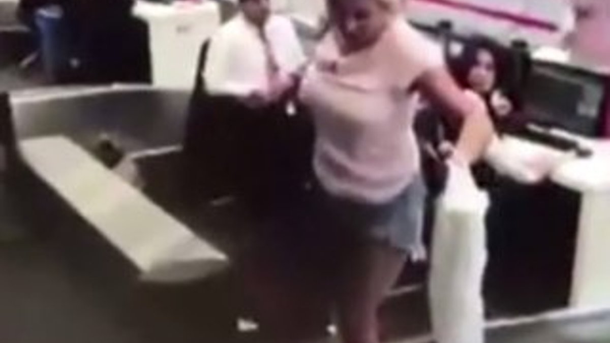 İstanbul Havalimanı’nda bagaj bandına giren kadın