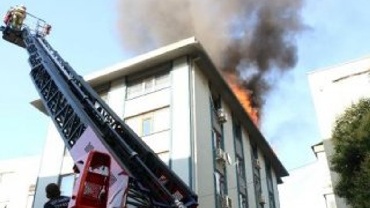 Mecidiyeköy'de 5 katlı binanın çatısında yangın 