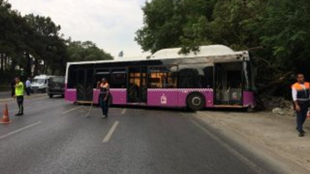 Belediye otobüsü Sarıyer'de duvara çarptı