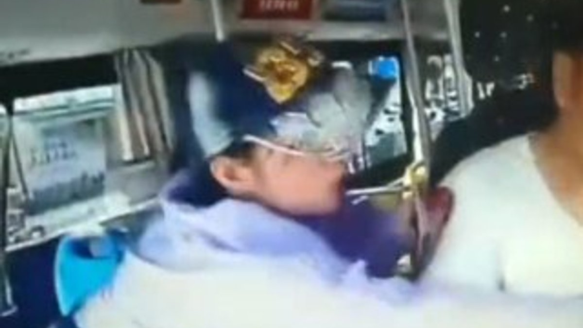Durak dışında otobüsü durduran kadın, şoföre saldırdı