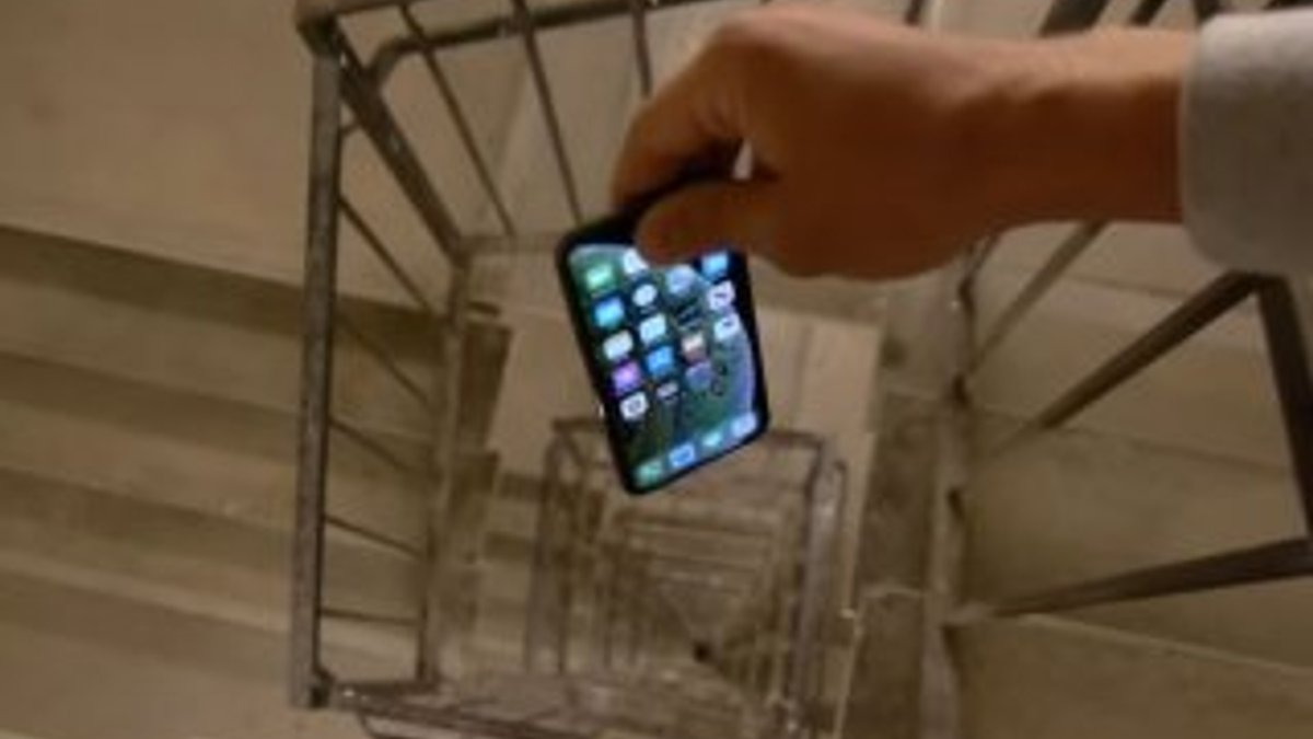 iPhone XS, 30 katlı binanın merdiven boşluğuna bırakıldı