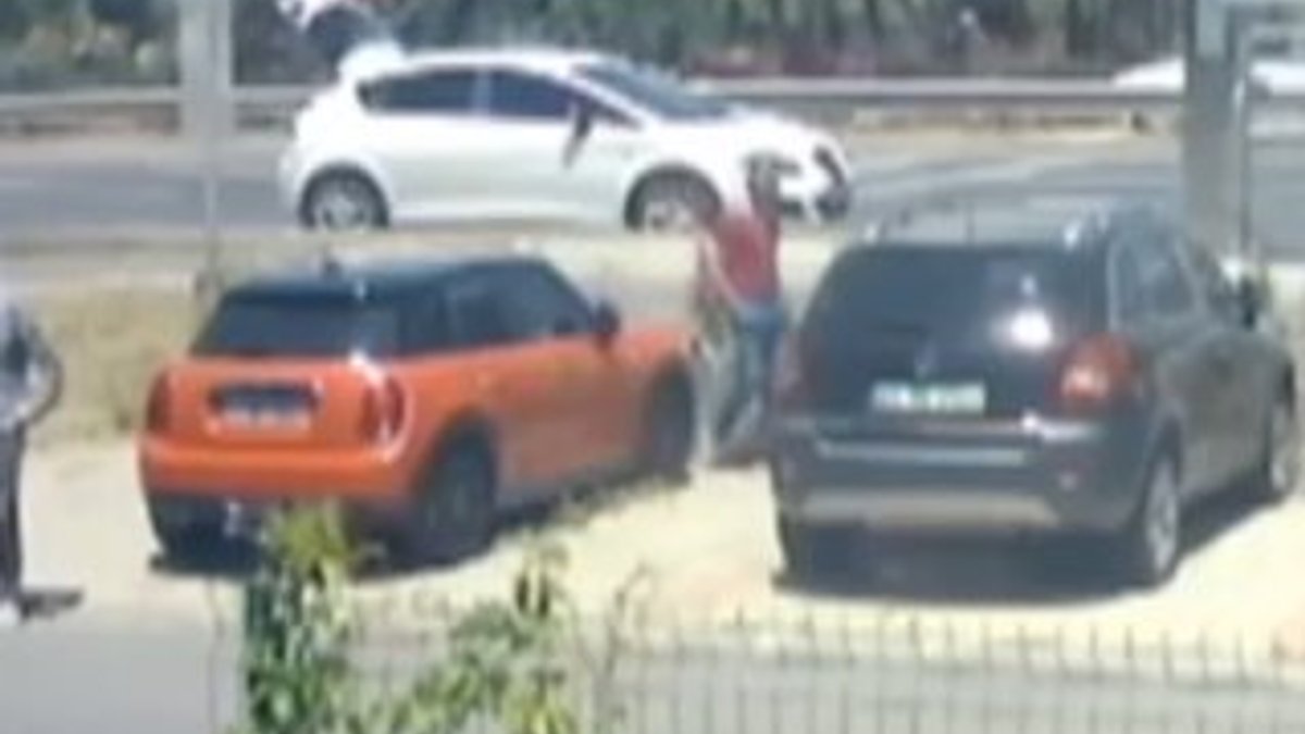 İstanbul'da otomobilden çanta çalan hırsızlar kamerada