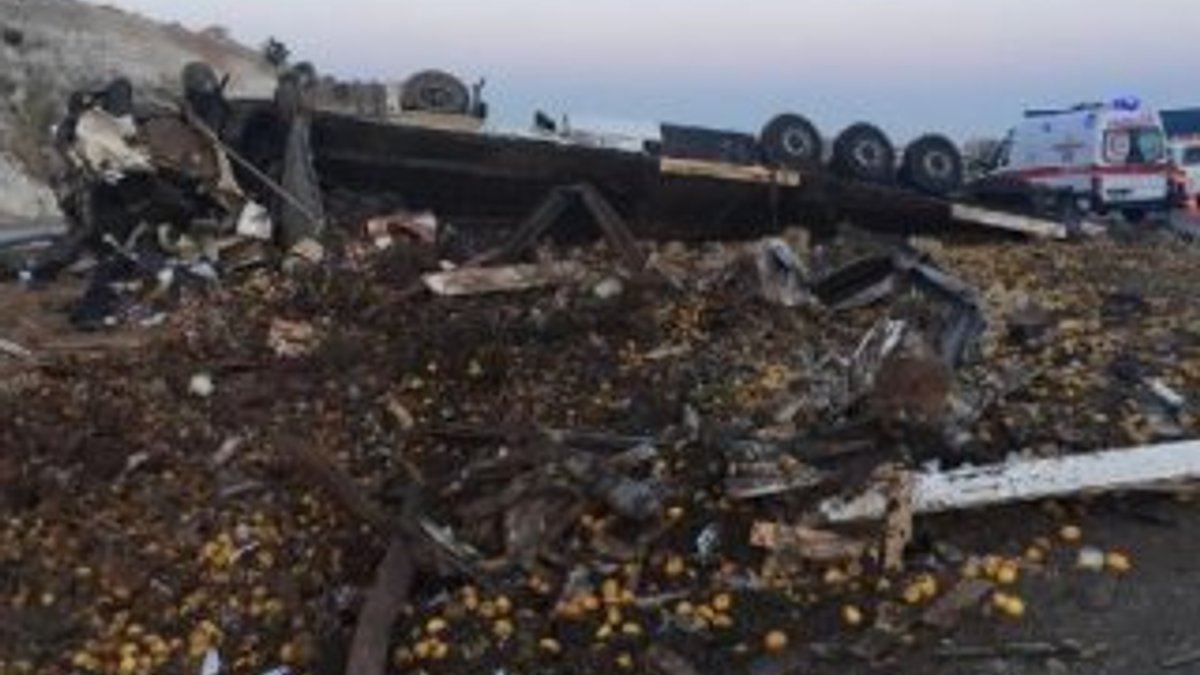 Gaziantep'te limon yüklü tır devrildi: 3 ölü