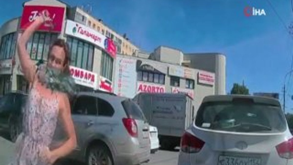 Rusya'da kadın sürücü otomobili çekiçle parçaladı