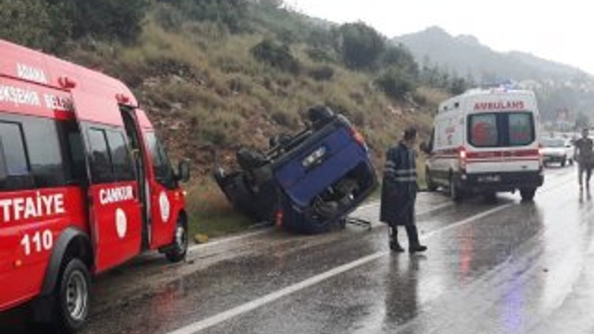 Adana'da minibüs takla attı: 1 ölü, 5 yaralı
