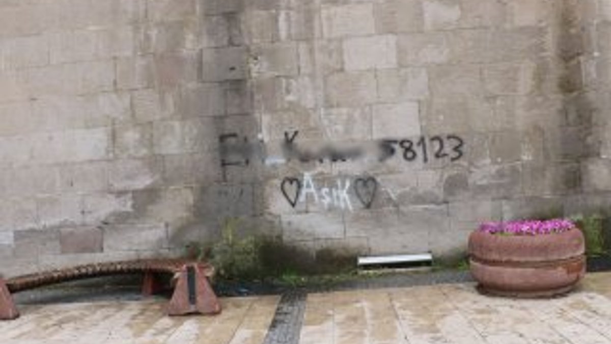 Sivas'ta tarihi medreseye yazı yazmaya ceza