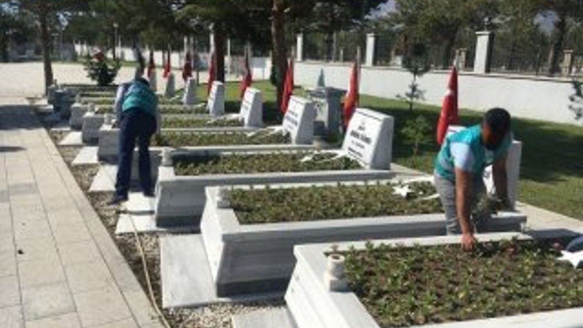 Erzincan’da yükümlüler şehit mezarlarını temizledi