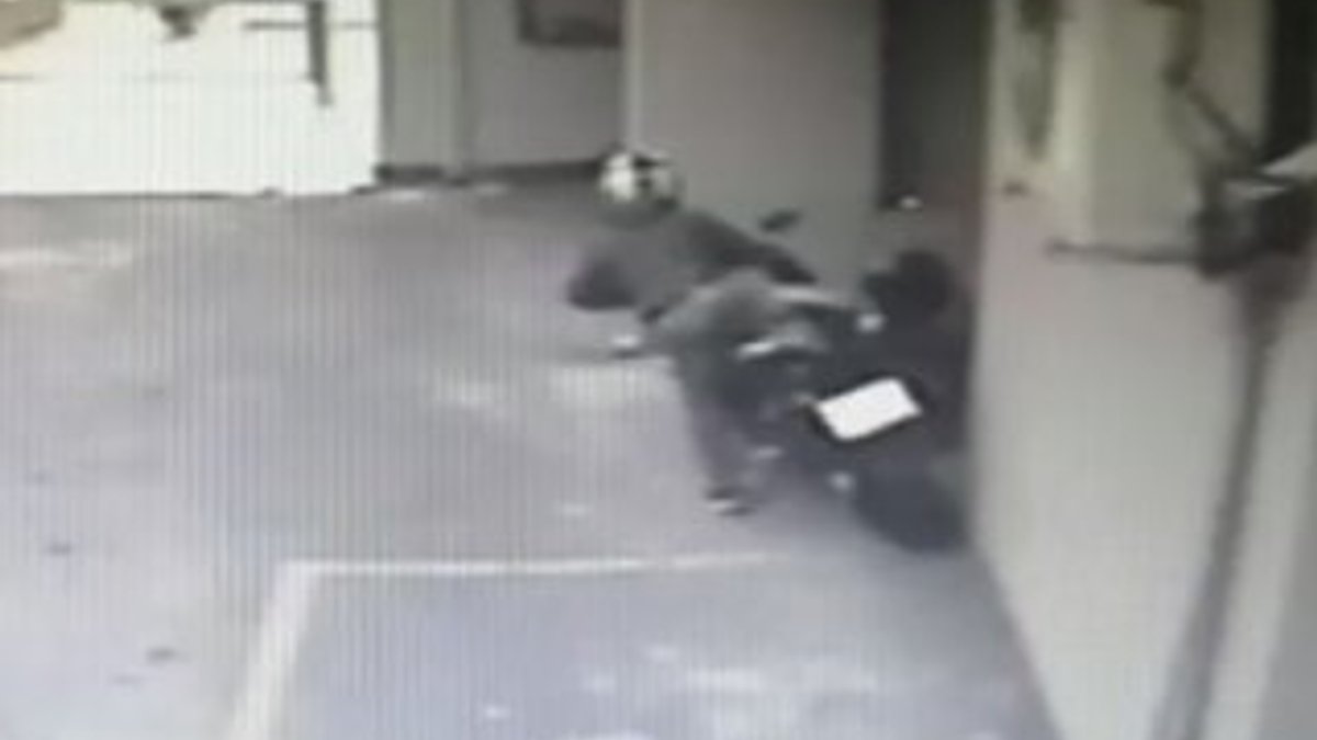 Kozyatağı'nda motosiklet hırsızlığı kamerada