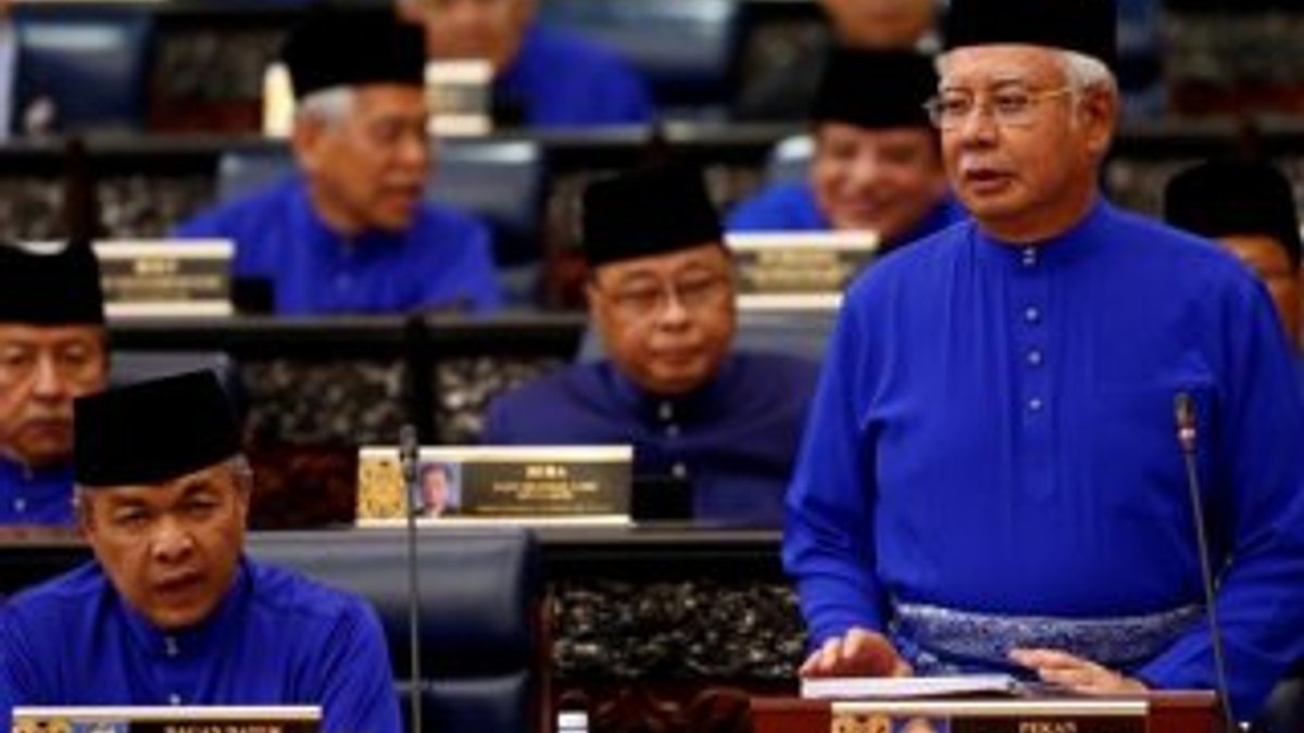 Malezya parlamentosunda seçme ve seçilme yaşı 18 oldu