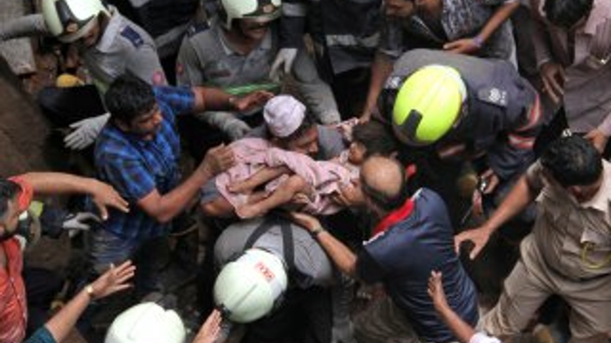 Hindistan'da bina çöktü: 14 ölü
