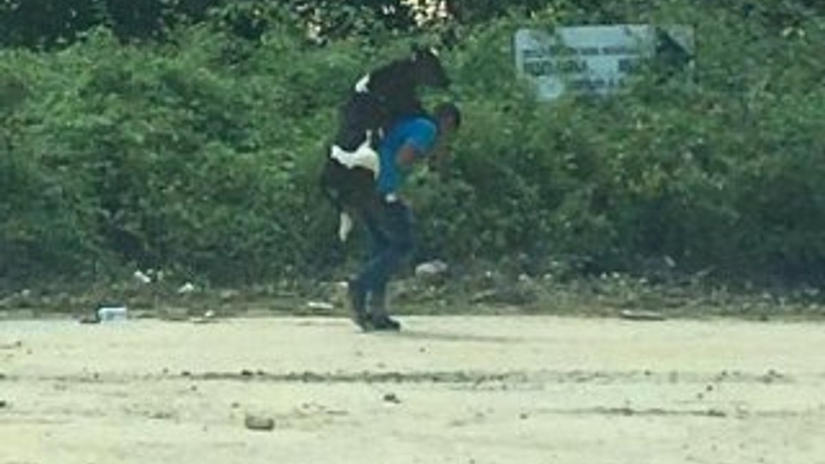 Düzce'de sel felaketinde hayvanı sırtında taşıyan adam