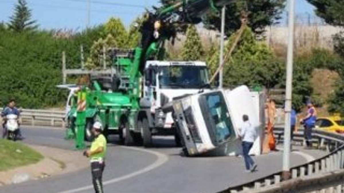 Ataşehir’de devrilen kamyonet trafiğe neden oldu