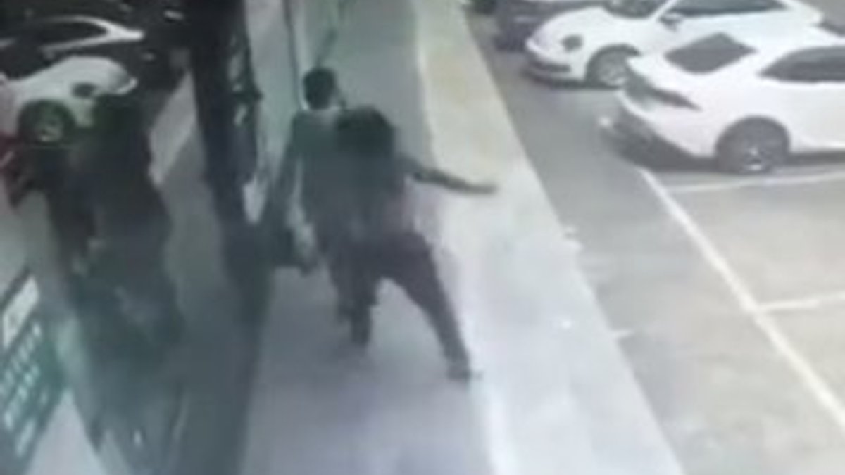 Çinli adam kaldırımda telefonla konuşan kadına tokat attı