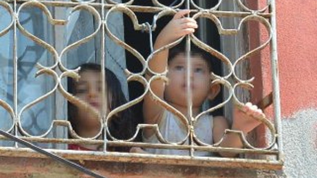 Adana'da 3 çocuğunu eve kitleyip gezmeye gitti