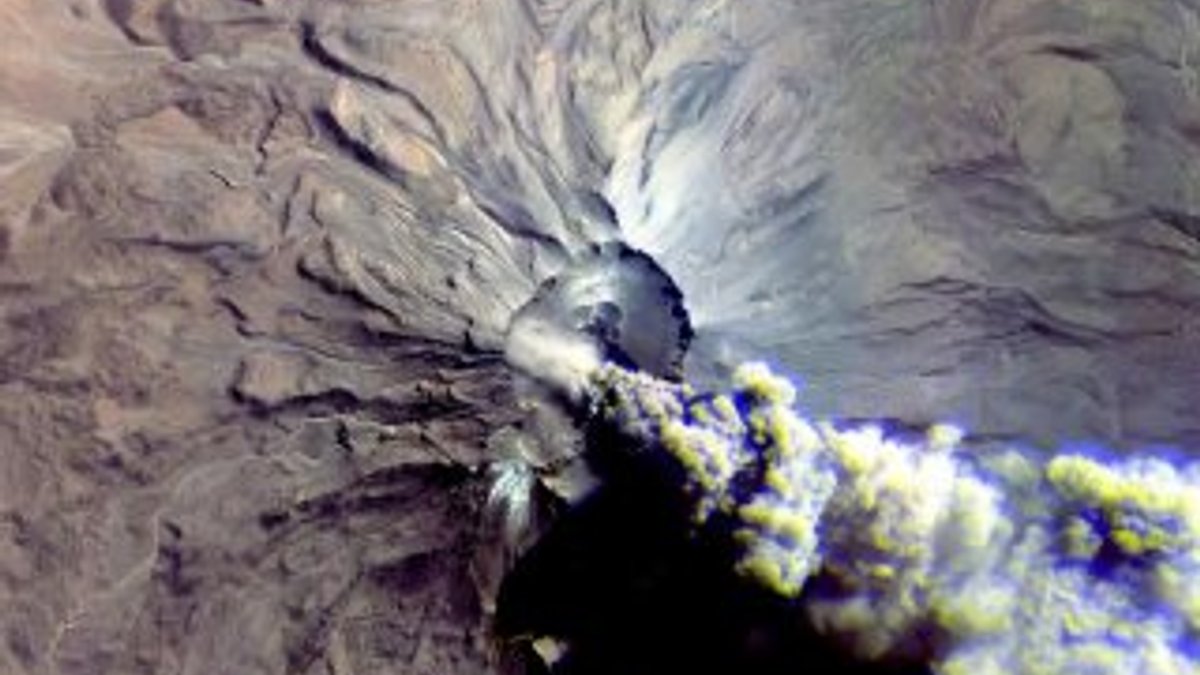 Peru'da yanardağın patlama anı