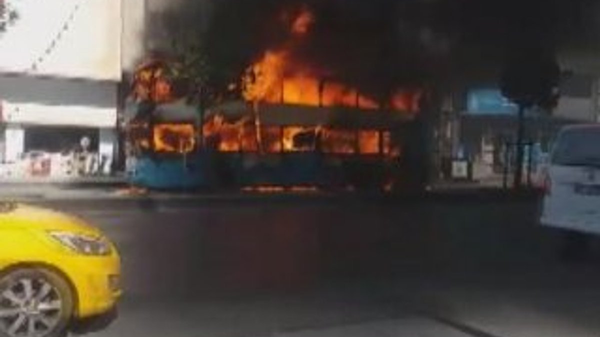 Esenyurt'ta çift katlı özel halk otobüsü yandı