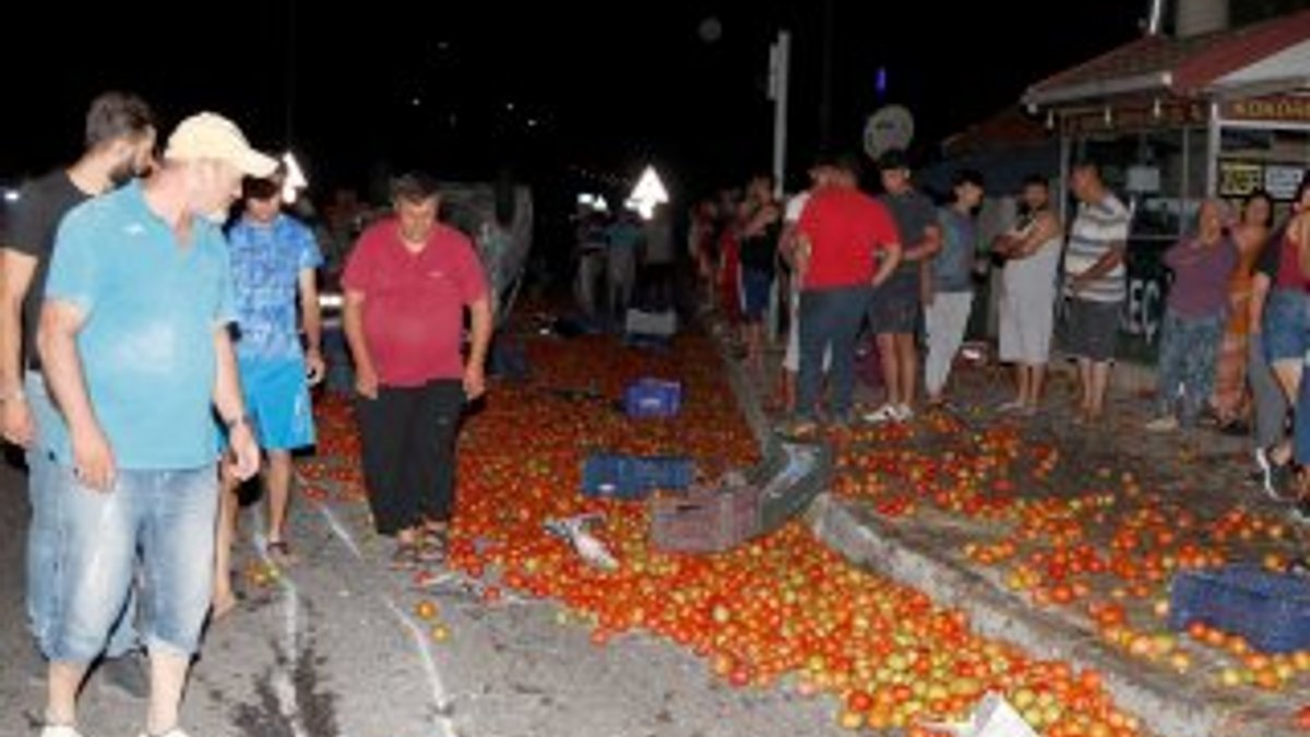 Muğla'da domates yüklü kamyonetle otomobil çarpıştı