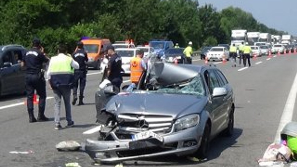 TEM'de otomobil tıra arkadan çarptı: 3 yaralı