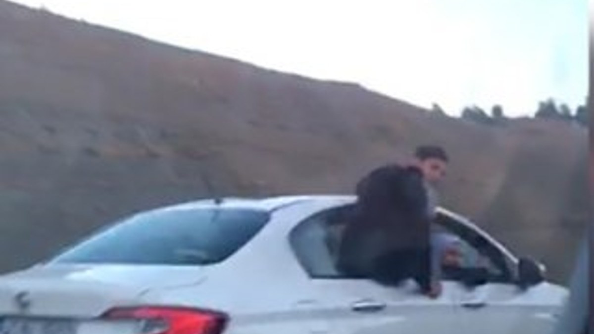 Kahramanmaraş'ta otomobil camında tehlikeli yolculuk