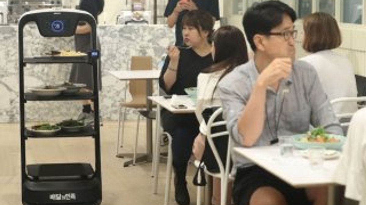 Güney Kore'de robot garsonların olduğu restoran açıldı
