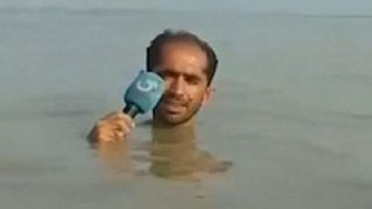 Pakistanlı gazeteci suyun içinde anons çekti