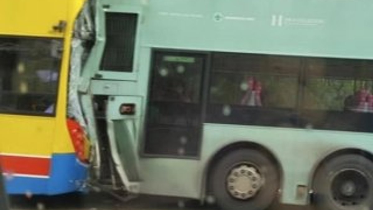 Hong Kong'da  iki katlı iki yolcu otobüsü çarpıştı