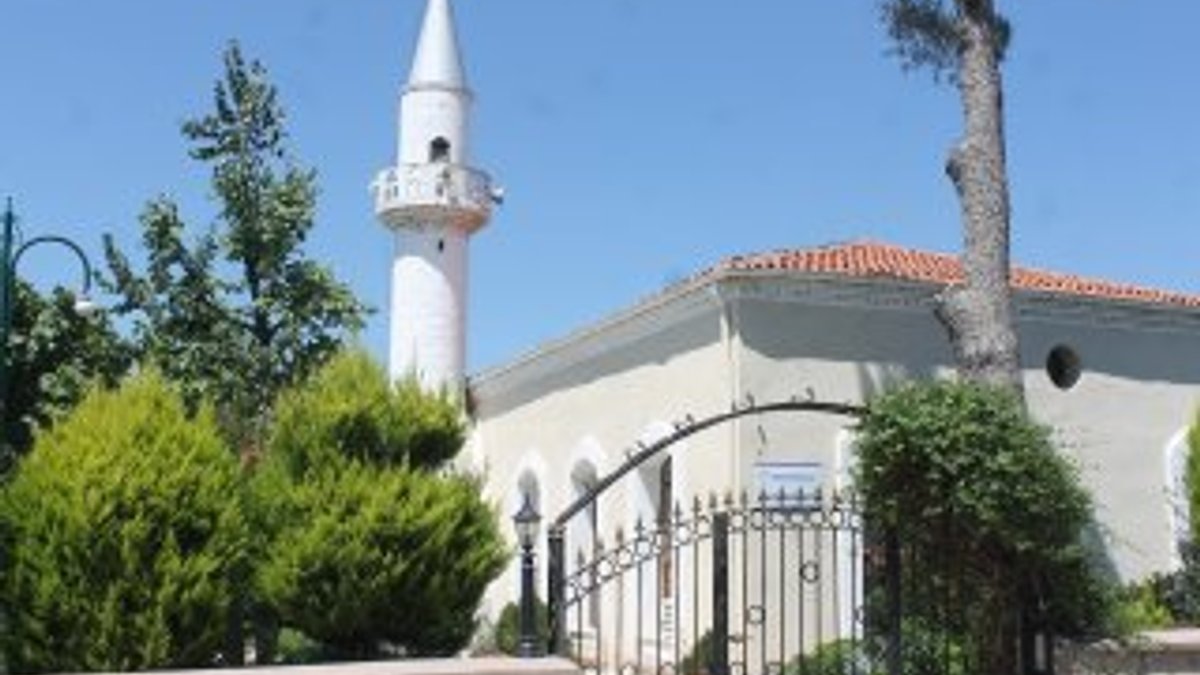 Bakımsız olan caminin bahçesini hayata döndüren imam