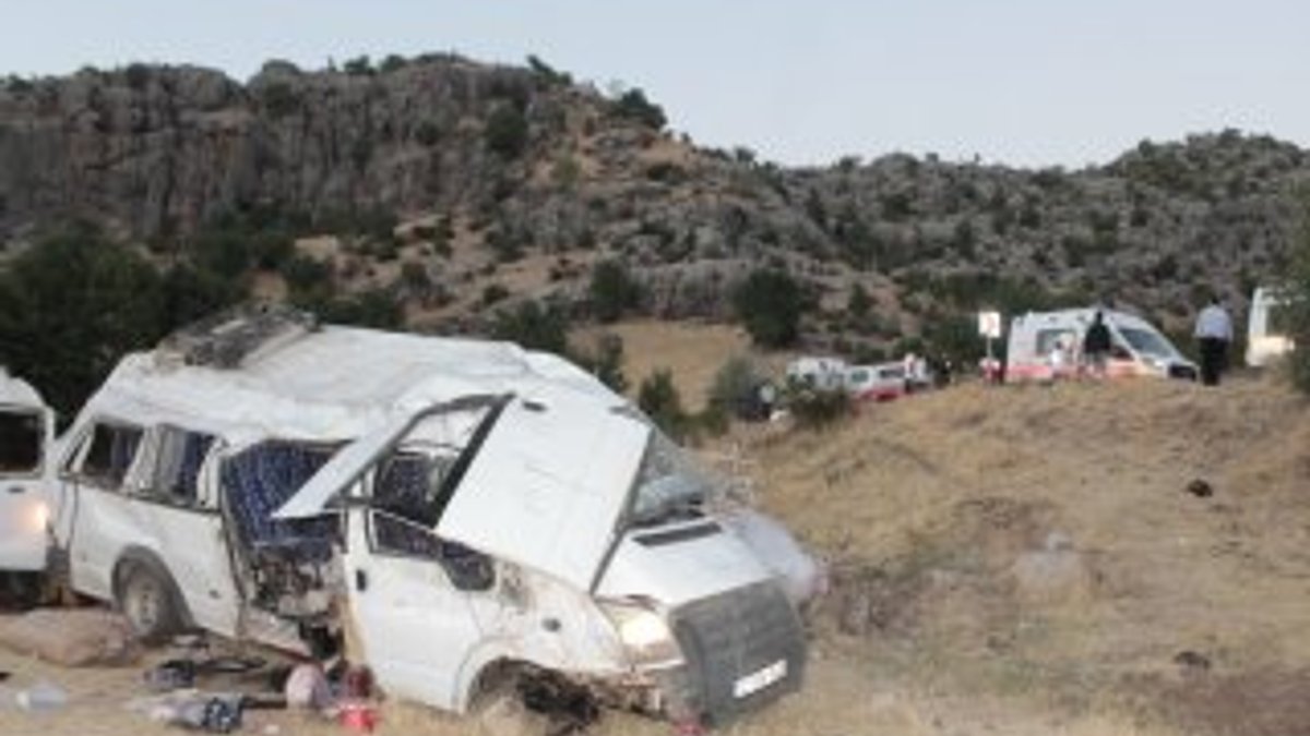 Diyarbakır'da minibüs devrildi: 25 yaralı